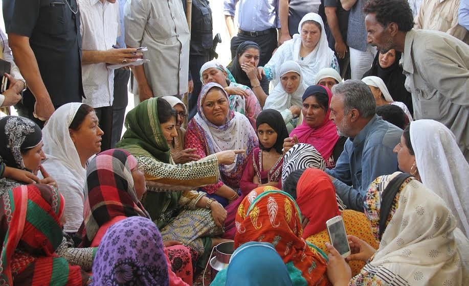 CM visits late Guroo’s family at Rajbagh